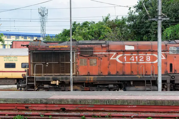 3 Ekim 2021 'de Hindistan' ın batı Bengal kentindeki Howrah kentindeki Hint demiryolu sistemindeki kavşak tren istasyonuna dizel lokomotif motoru yerleştirildi..