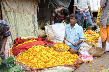 Batı Bengal 'in çeşitli yerlerinden gelen satıcılar ve çiftçiler Asya' nın en büyük toptan çiçek pazarı olan Mallick veya Jagannath Ghat 'te çiçek satıyorlar. Kolkata, Hindistan 19 Mart 2024.