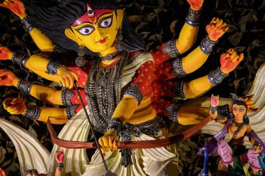 Tanrıça Devi Durga 'nın Idol' ü Kolkata, Batı Bengal, Hindistan 'da bir puja pandalında. Durga Puja, Hinduizm 'in tüm dünyada kutlanan ünlü ve büyük bir dini festivali..