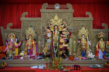Tanrıça Devi Durga 'nın Idol' ü 22 Ekim 2023 'te Kolkata, Batı Bengal' de bir puja pandalında. Durga Puja, tüm dünyada kutlanan büyük bir Hinduizm dini festivali..