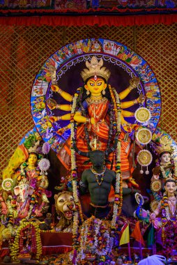 Tanrıça Devi Durga 'nın Idol' ü 22 Ekim 2023 'te Kolkata, Batı Bengal' de bir puja pandalında. Durga Puja, tüm dünyada kutlanan büyük bir Hinduizm dini festivali..