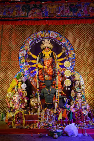 Tanrıça Devi Durga 'nın Idol' ü 22 Ekim 2023 'te Kolkata, Batı Bengal' de bir puja pandalında. Durga Puja, tüm dünyada kutlanan büyük bir Hinduizm dini festivali..