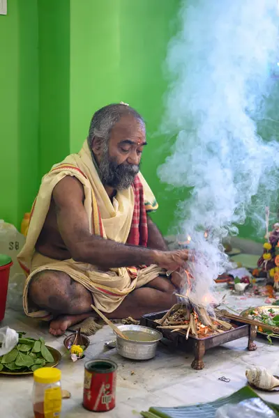 stock image Brahmin performs the Yajna during puja, a traditional Hindu fire ritual. Kolkata, West Bengal, India on October 09, 2022