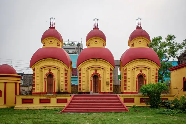 Titagarh, Barrackpore, Batı Bengal 'deki Annapurna Tapınağı kompleksi içindeki Shiva tapınakları, 31 Mayıs 2022