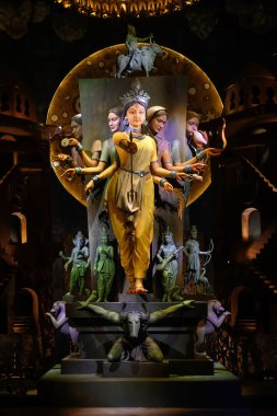 Hindistan 'ın başkenti Batı Bengal' de düzenlenen Durga Puja Festivali sırasında güzel dekore edilmiş bir pandalda Tanrıça Devi Durga 'nın Idol' ü.