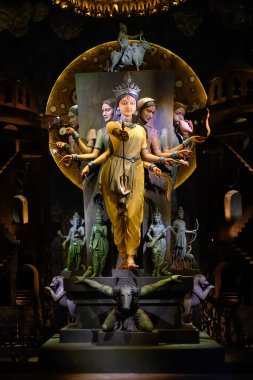 Hindistan 'ın başkenti Batı Bengal' de düzenlenen Durga Puja Festivali sırasında güzel dekore edilmiş bir pandalda Tanrıça Devi Durga 'nın Idol' ü.