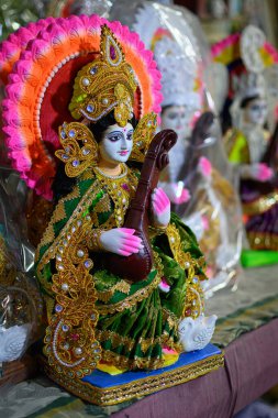 Batı Bengal, Hindistan 'daki Saraswati Puja festivali sırasında satılık Tanrıça Saraswati putları yapıldı.