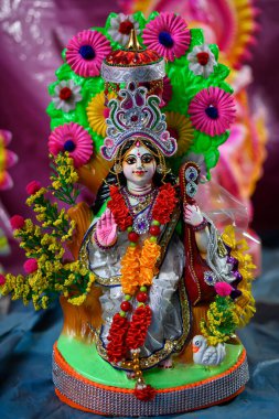 Batı Bengal, Hindistan 'daki Saraswati Puja festivali sırasında satılık Tanrıça Saraswati putları yapıldı.