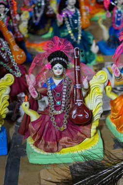 Batı Bengal, Hindistan 'daki Saraswati Puja festivali sırasında satılık Tanrıça Saraswati putları yapıldı.