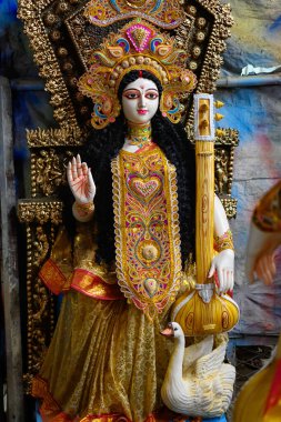 Tanrıça Devi Saraswati 'nin Clay putu Hindistan' ın Batı Bengal kentindeki bir çömlek atölyesinde yapılacak Saraswati Puja 'ya hazırlanıyor.