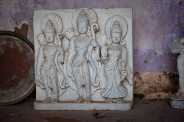 Hindu tanrılarının taş heykeli Lord Rama, Lakshmana ve Devi Sita.