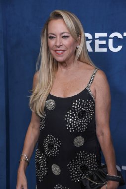 Beverly Hills, CA USA - 10 Mart 2024: Sutton Stracke Yıldızlarla birlikte DIRECTV Streaming 'e katıldı.