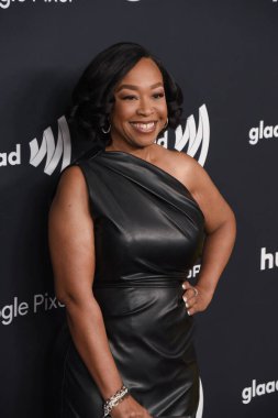 Beverly Hills, CA USA - 14 Mart 2024: Shonda Rhimes 35. Yıllık GLAAD Ödüllerine katıldı.