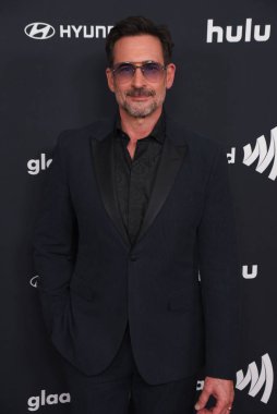Beverly Hills, CA USA - 14 Mart 2024: Lawrence Zarian 35. Yıllık GLAAD Ödüllerine katıldı.