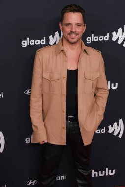 Beverly Hills, CA USA - 14 Mart 2024: Enrique Sapene 35. Yıllık GLAAD Ödüllerine katıldı.