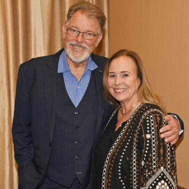 Glendale CA USA - 4 Mayıs 2024: Jonathan Frakes, Genie Francis ALS One 'a bağış toplama etkinliğine katıldı.