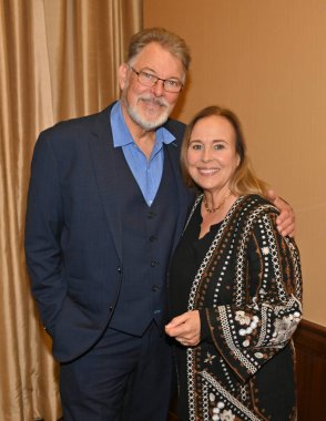 Glendale CA USA - 4 Mayıs 2024: Jonathan Frakes, Genie Francis ALS One 'a bağış toplama etkinliğine katıldı.