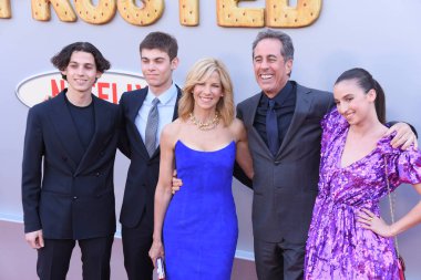 Hollywood, CA USA - 30 Nisan 2024: Shepherd Seinfeld, Jessica Seinfeld, Jerry Seinfeld, Sascha Seinfeld Netflix 'in Dondurulmamış.