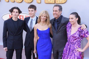 Hollywood, CA USA - 30 Nisan 2024: Shepherd Seinfeld, Jessica Seinfeld, Jerry Seinfeld, Sascha Seinfeld Netflix 'in Dondurulmamış.