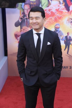 Hollywood, CA USA - 30 Nisan 2024: Ronny Chieng Netflix 'in Dondurulmamış.