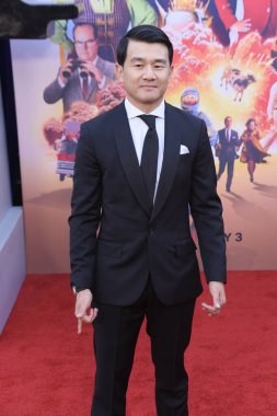 Hollywood, CA USA - 30 Nisan 2024: Ronny Chieng Netflix 'in Dondurulmamış.