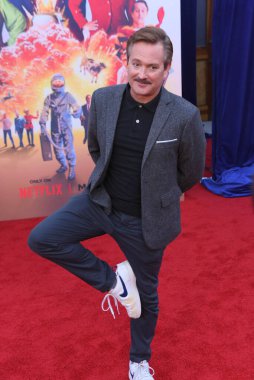 Hollywood, CA USA - 30 Nisan 2024: Thomas Lennon Netflix 'in Buzsuz filminin galasına katıldı.