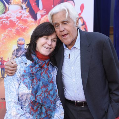 Hollywood, CA USA - 30 Nisan 2024: Mavis Leno, Jay Leno Netflix 'in Buzsuz filminin galasına katıldı.