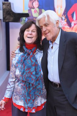 Hollywood, CA USA - 30 Nisan 2024: Mavis Leno, Jay Leno Netflix 'in Buzsuz filminin galasına katıldı.