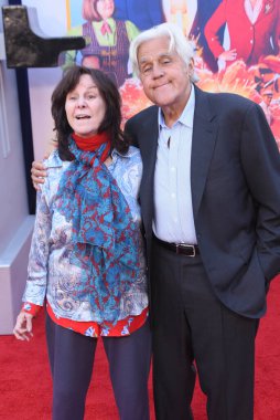 Hollywood, CA USA - 30 Nisan 2024: Mavis Leno, Jay Leno Netflix 'in Buzsuz filminin galasına katıldı.