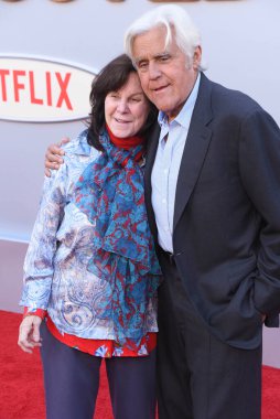 Hollywood, CA USA - 30 Nisan 2024: Mavis Leno, Jay Leno Netflix 'in Buzsuz filminin galasına katıldı.