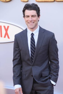Hollywood, CA USA - 30 Nisan 2024: Max Greenfield Netflix 'in Dondurulmamış.