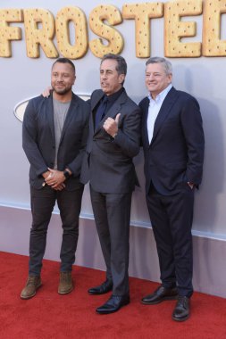 Hollywood, CA USA - 30 Nisan 2024: Jason Young, Jerry Seinfeld, Ted Sarandos Netflix 'in Dondurulmamış.