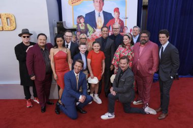 Hollywood, CA USA - 30 Nisan 2024: Darrell Hammond, Adrian Martinez, Jerry Seinfeld, Sarah Cooper, Christian Slater, Rachael Harris, Bailey Sheetz, Eleanor Sweeney, Jim Gaffigan, Jack McBrayer, Ted Sarandos, Melissa McCarthy, Thomas Lennon, Bobby Mo