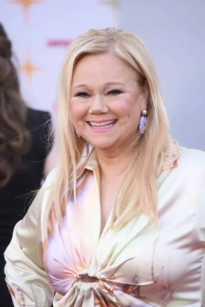 Hollywood, CA USA - 30 Nisan 2024: Caroline Rhea Netflix 'in Dondurulmamış.