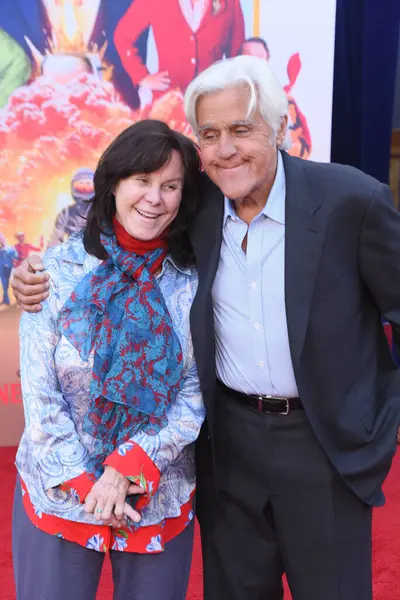 Hollywood, CA USA - 30 Nisan 2024: Mavis Leno, Jay Leno Netflix 'in Buzsuz filminin galasına katıldı.