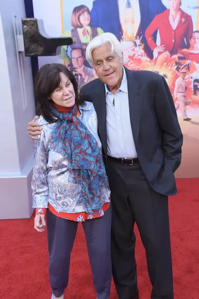 Hollywood, CA USA - 30 Nisan 2024: Mavis Leno, Jay Leno Netflix 'in Buzsuz filminin galasına katıldı.