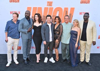 Hollywood, CA USA - 12 Ağustos 2024: Mark Wahlberg, Adewale Akinnuoye-Agbaje, Alice Lee, Mike Colter, Jessica De Gouw, Julian Farino, Halle Berry, Patch Darragh Netflix 'in The Union galasına katıldı.