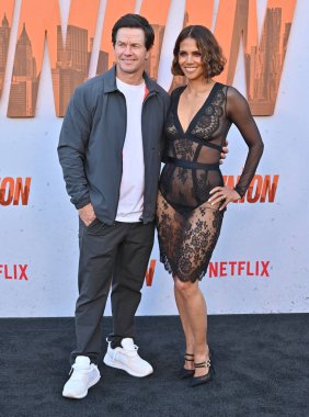 Hollywood, CA USA - 12 Ağustos 2024: Mark Wahlberg, Halle Berry Netflix 'in The Union galasına katıldı.