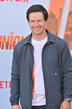 Hollywood, CA USA - 12 Ağustos 2024: Mark Wahlberg Netflix 'in The Union galasına katıldı.