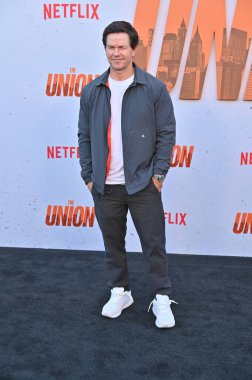 Hollywood, CA USA - 12 Ağustos 2024: Mark Wahlberg Netflix 'in The Union galasına katıldı.