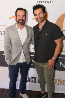 Los Angeles, CA USA - 24 Temmuz 2023: Christopher Gialanella, Jordi Vilasuso Rick Springfield ile birlikte 28 Numaralı Motor Şirketi 'ne katıldı.