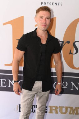 Los Angeles, CA USA - 24 Temmuz 2023: Kristos Andrews Rick Springfield ile birlikte 28. yıl dönümü kutlamalarına katıldı