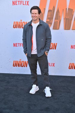 Hollywood, CA USA - 12 Ağustos 2024: Mark Wahlberg Netflix 'in The Union galasına katıldı.