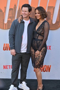 Hollywood, CA USA - 12 Ağustos 2024: Mark Wahlberg, Halle Berry Netflix 'in The Union galasına katıldı.