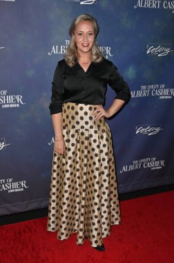 Burbank, CA USA - 7 Eylül 2024: Andrea Daveline, Albert Kasiyerinin Koloni Tiyatrosu 'ndaki açılış gecesine katıldı.