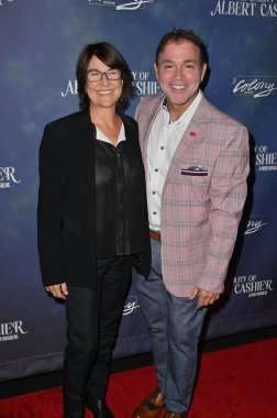 Burbank, CA USA - 7 Eylül 2024: Christine Russell, Jay Paul Deratany, Albert Kasiyerinin Koloni Tiyatrosu 'ndaki açılış gecesine katıldı..