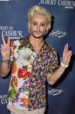 Burbank, CA USA - 7 Eylül 2024: Frankie Grande, Albert Kasiyerinin Koloni Tiyatrosu 'ndaki açılış gecesine katıldı.
