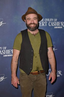 Burbank, CA USA - 7 Eylül 2024: Joe Stevens, Albert Kasiyerinin Koloni Tiyatrosu 'ndaki açılış gecesine katıldı.