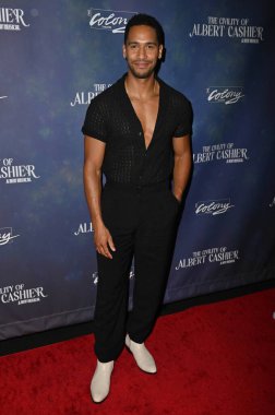 Burbank, CA USA - 7 Eylül 2024: Elliot Knight, Albert Kasiyerinin Koloni Tiyatrosu 'ndaki açılış gecesine katıldı.