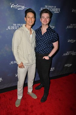 Burbank, CA USA - 7 Eylül 2024: Harry Shum Jr, Chris Colfer, Albert Kasiyerinin Koloni Tiyatrosu 'ndaki açılış gecesine katıldı.